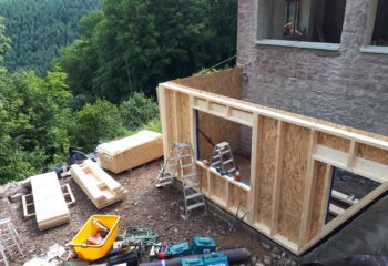 Extension en bois d’une maison en pierre pose façade