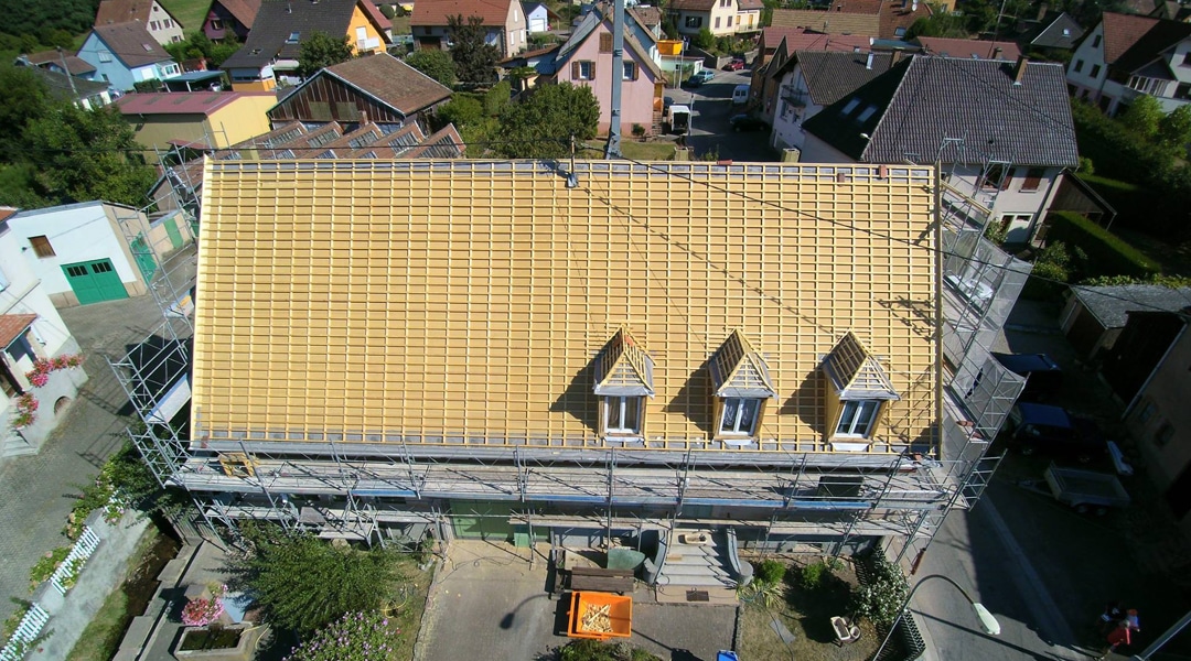 Construction d'une couverture en bois pour la toiture d'une maison slide